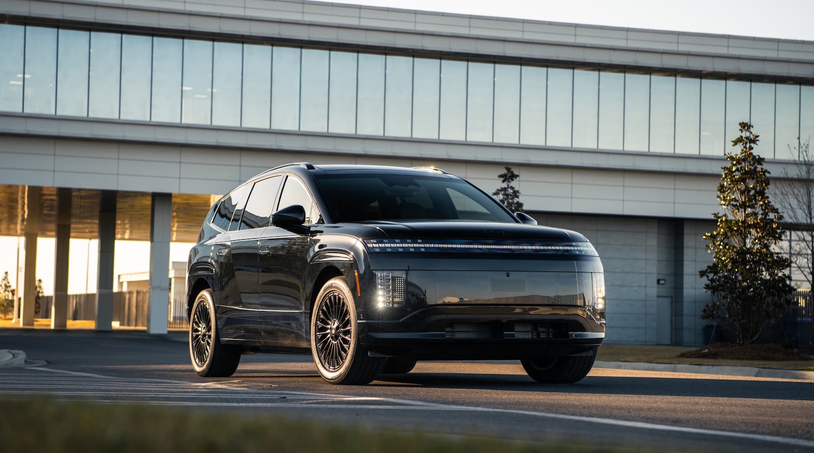 Hyundai Unveils 2027 IONIQ 9 AWD Performance Calligraphy Black Ink Model