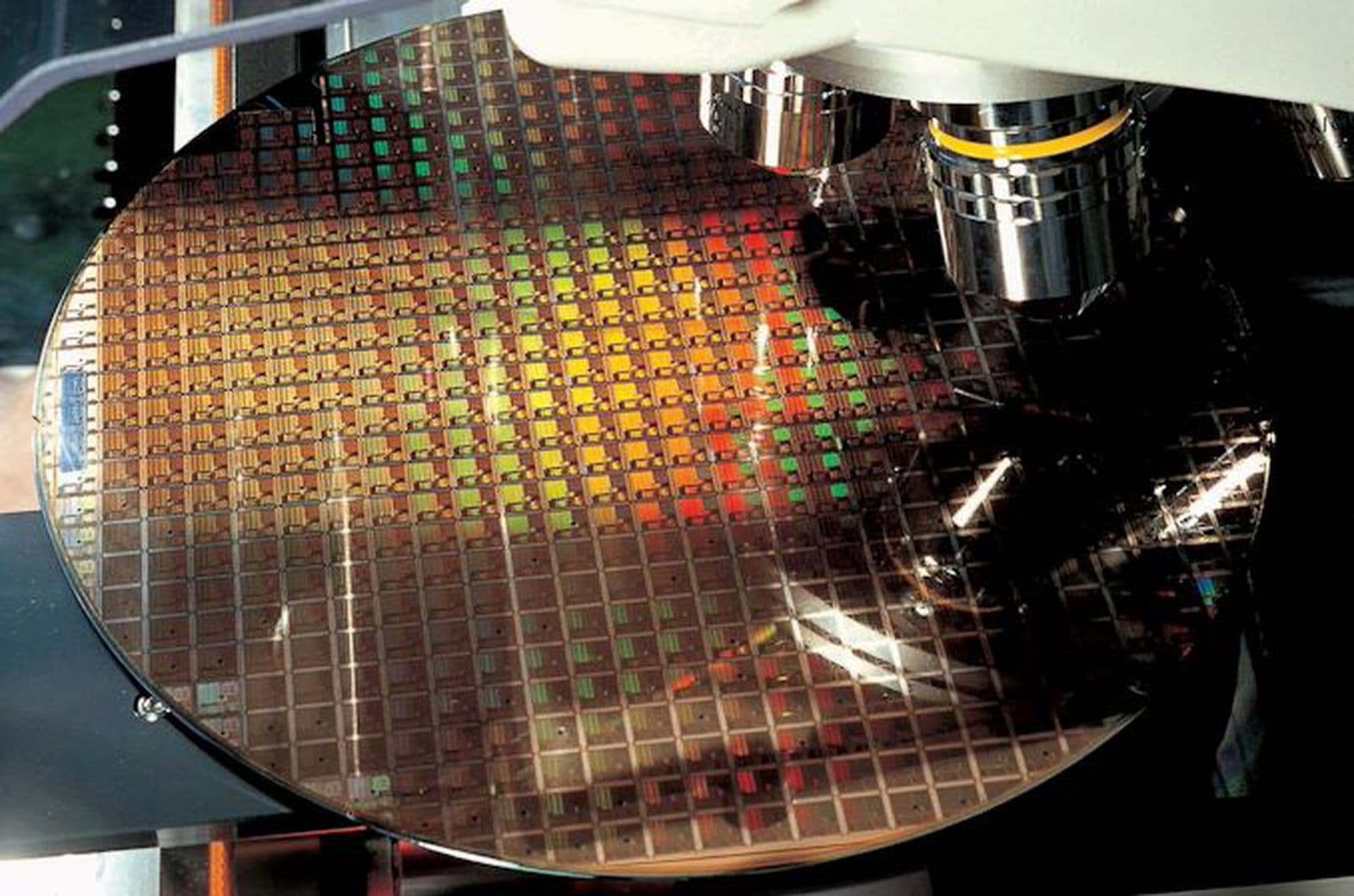 Apple Eyes Intel and Samsung as Backup US Chipmakers